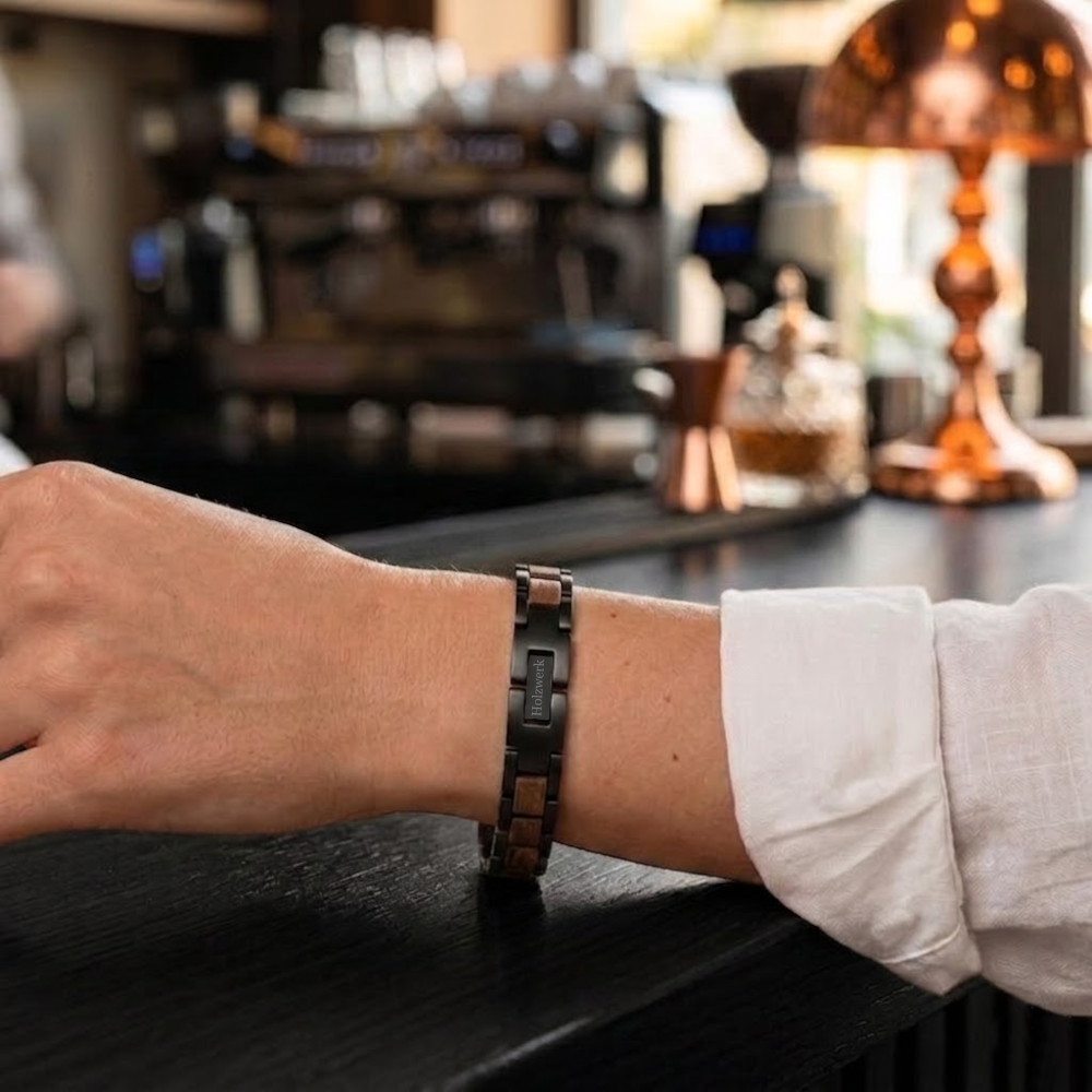 Holzwerk DAMMSEE schwarz-braunes  Holz Armband aus Walnussholz und Edelstahl am Handgelenk getragen