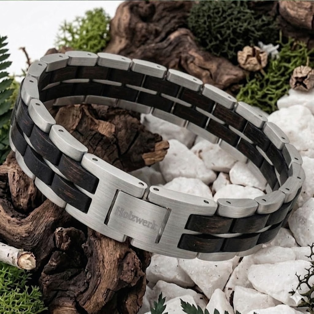 Holzwerk DEGERSEE silber-dunkelbraunes Holz Armband aus Ebonyholz und Edelstahl mit Gliederkonstruktion, Lifestyle Foto auf Holz