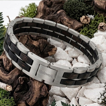 Holzwerk DEGERSEE silber-dunkelbraunes Holz Armband aus Ebonyholz und Edelstahl mit Gliederkonstruktion, Lifestyle Foto auf Holz