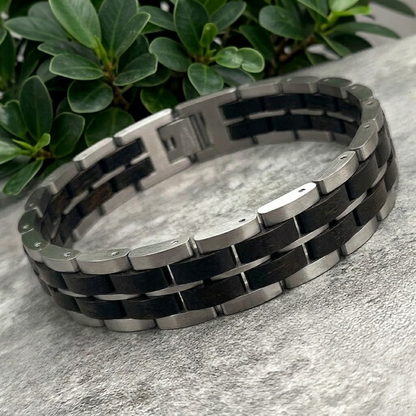 Holzwerk DEGERSEE silber-dunkelbraunes Holz Armband aus Ebonyholz und Edelstahl mit Gliederkonstruktion, Lifestyle Foto der Rückseite 