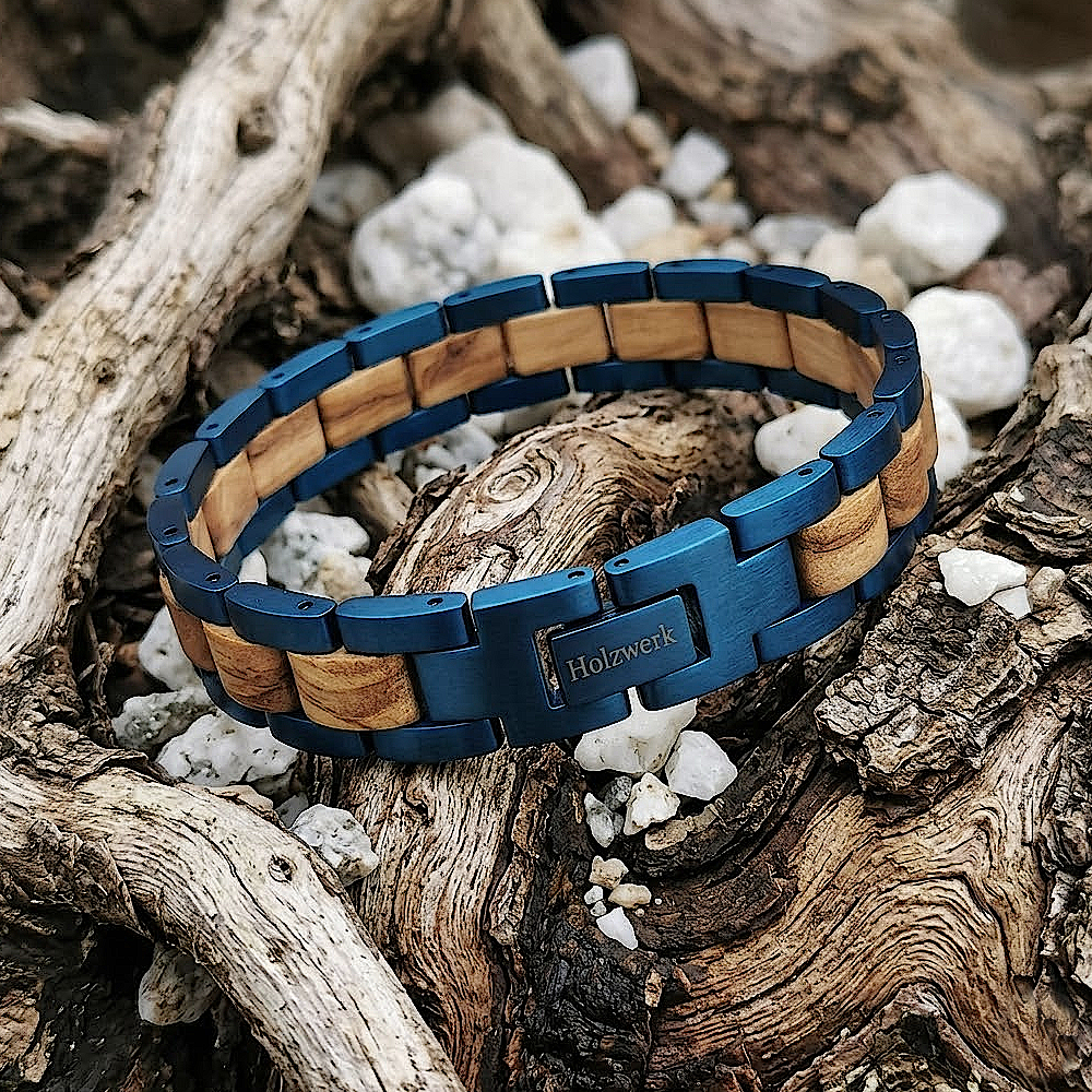 Holzwerk DIEKSEE blau-braunes Holz Armband aus Zebraholz und Edelstahl mit Gliederkonstruktion, Lifestyle Foto auf Holz