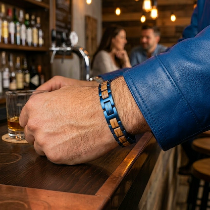 Holzwerk DIEKSEE blau-braunes Holz Armband aus Zebraholz und Edelstahl mit Gliederkonstruktion am Handgelenk getragen