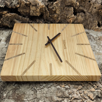 Holzwerk EBERSBERG 25 cm moderne Quarz-Wanduhr aus Vollholz mit beigem Zifferblatt und Holzzeigern, Seitenansicht rechts