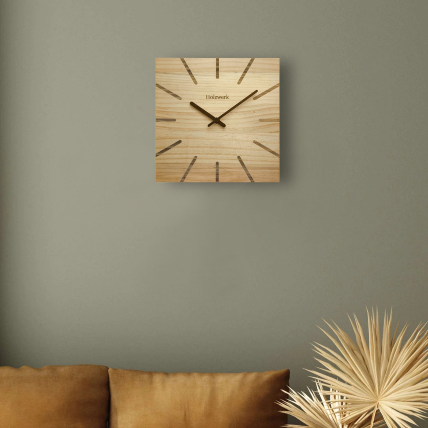 Lifestyleaufnahme der modernen Holzwerk EBERSBERG 25 cm Wanduhr im Wohnbereich an der Wand hängend