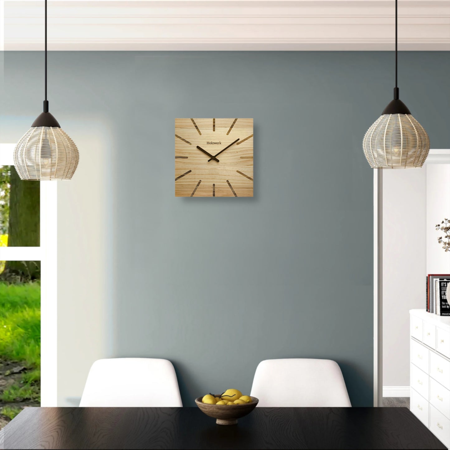 Holzwerk EBERSBERG 25 cm Quarz-Wanduhr aus Vollholz mit beige-braunem Zifferblatt und Holzzeigern and der Wand