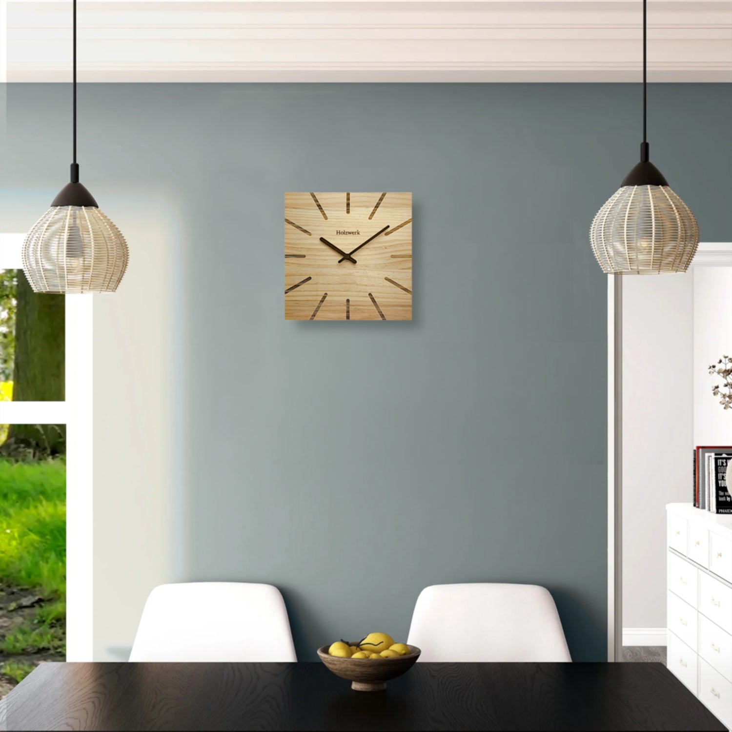Holzwerk EBERSBERG 25 cm Quarz-Wanduhr aus Vollholz mit beige-braunem Zifferblatt und Holzzeigern and der Wand