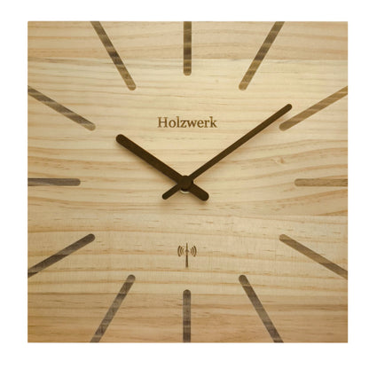 Holzwerk EBERSBERG 25 cm moderne Funk-Wanduhr aus Vollholz mit beigem Zifferblatt und Holzzeigern, Frontansicht