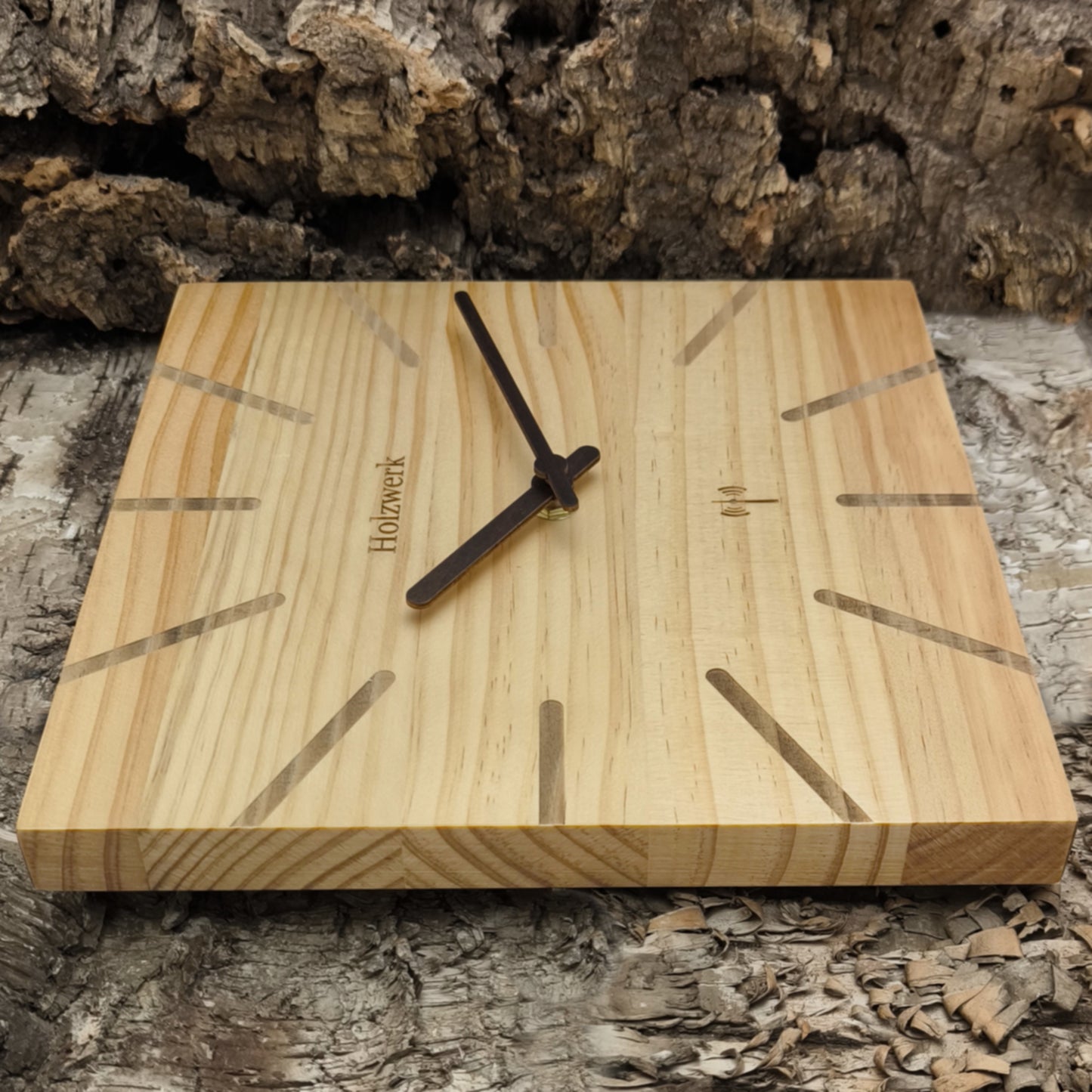 Holzwerk EBERSBERG 25 cm moderne Funk-Wanduhr aus Vollholz mit beigem Zifferblatt und Holzzeigern, Seitenansicht links