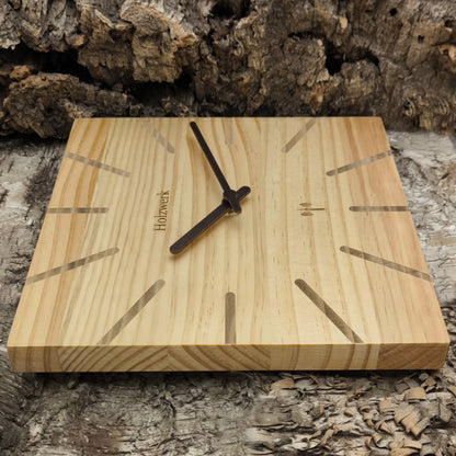 Holzwerk EBERSBERG 25 cm moderne Funk-Wanduhr aus Vollholz mit beigem Zifferblatt und Holzzeigern, Seitenansicht links