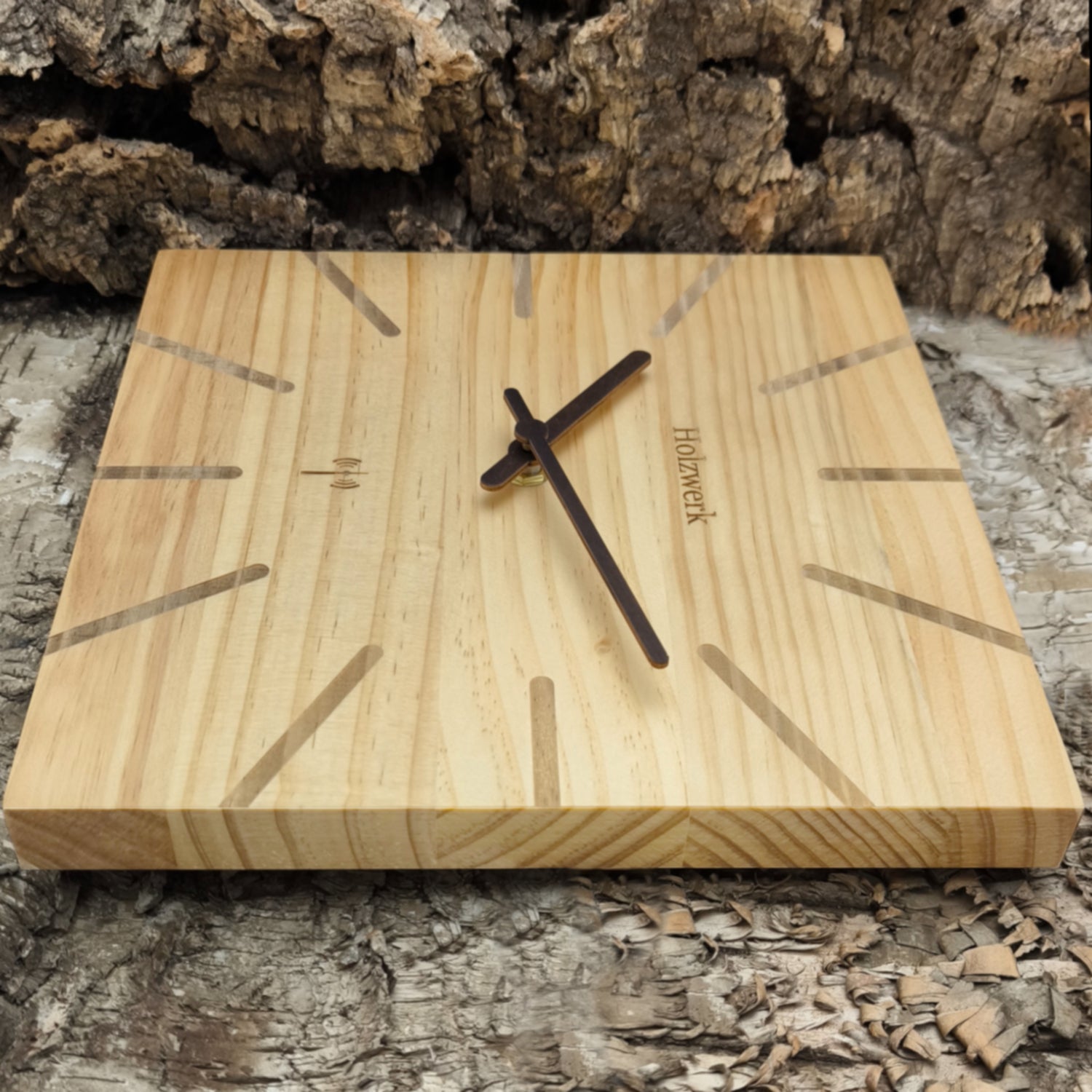 Holzwerk EBERSBERG 25 cm moderne Funk-Wanduhr aus Vollholz mit beigem Zifferblatt und Holzzeigern, Seitenansicht rechts