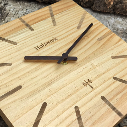 Detailansicht der 25 cm Holzwerk EBERSBERG Funk-Wanduhr aus Vollholz mit beigem Zifferblatt und hölzernen Zeigerführung