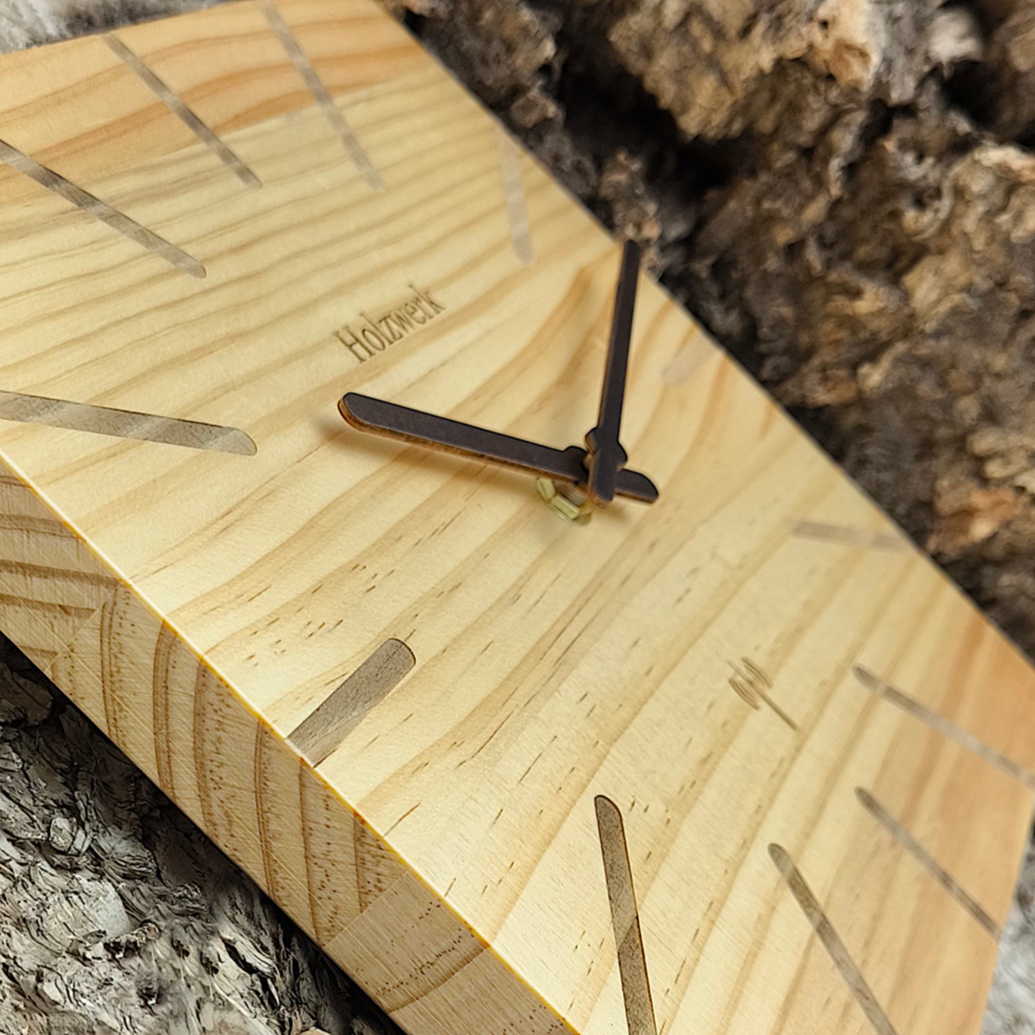 Schrägaufnahme der Holzwerk EBERSBERG 25 cm Funk-Wanduhr aus Vollholz mit modernem Design und hölzerner Zeigerführung