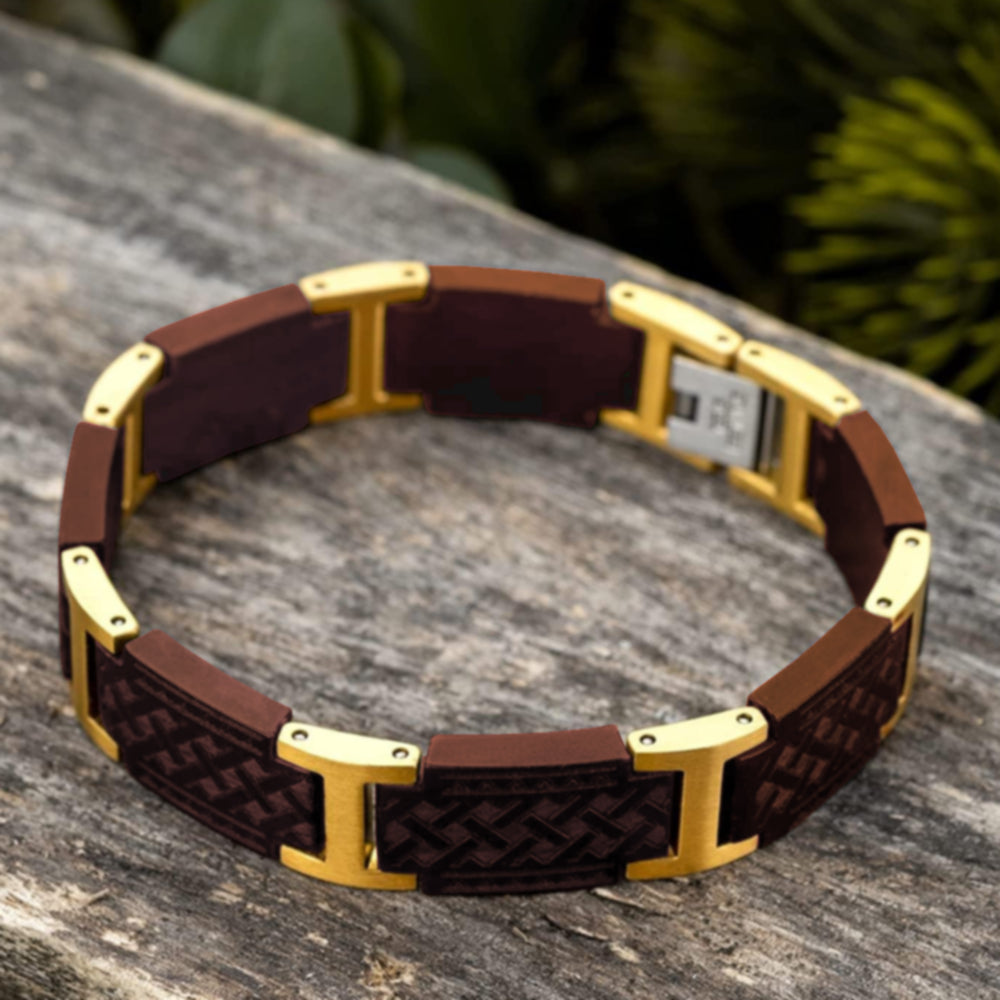 Holzwerk EIBSEE Armband aus Sandelholz und Edelstahl in Braun und Gold mit Gliederdesign in Holzumgebung