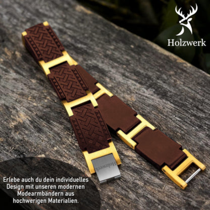 Detailaufnahme des Holzwerk EIBSEE Armbands aus Sandelholz in Gold und Braun mit Gliederdesign und Logo