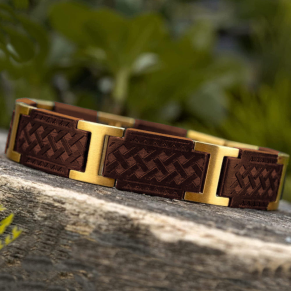 Lifestyle Foto des Holzwerk EIBSEE Armbands aus Sandelholz und Edelstahl in Braun und Gold in Holzumgebung
