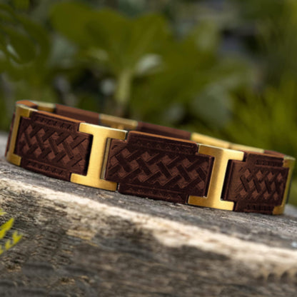 Lifestyle Foto des Holzwerk EIBSEE Armbands aus Sandelholz und Edelstahl in Braun und Gold in Holzumgebung