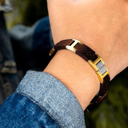Holzwerk EIBSEE Armband aus Sandelholz und Edelstahl in Braun und Gold mit Gliederdesign am Handgelenk getragen