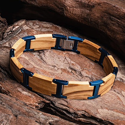 Lifestyle Foto des Holzwerk ELBSEE Armbands aus Olivenholz und Edelstahl in Blau und Beige mit Gliederdesign in Holzumgebung