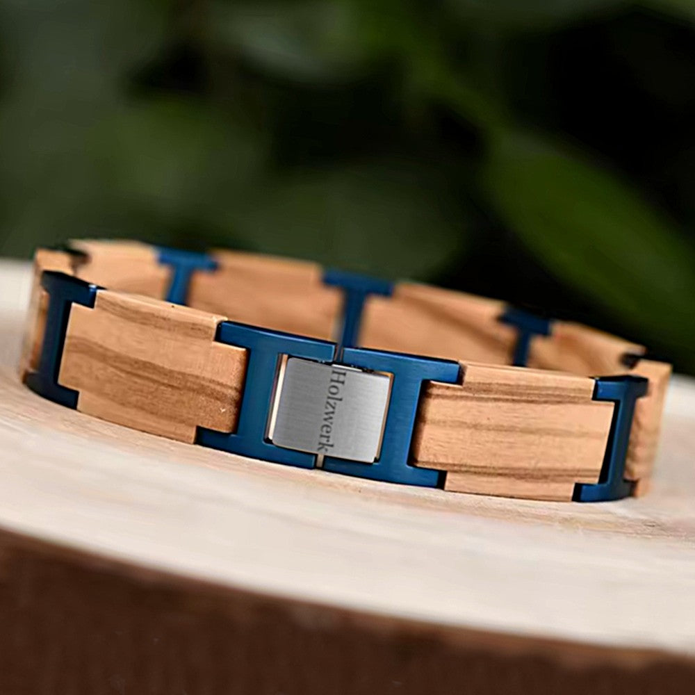 Lifestyle Foto des Holzwerk ELBSEE Armbands aus Olivenholz und Edelstahl in Blau und Beige mit Gliederdesign in Holzumgebung