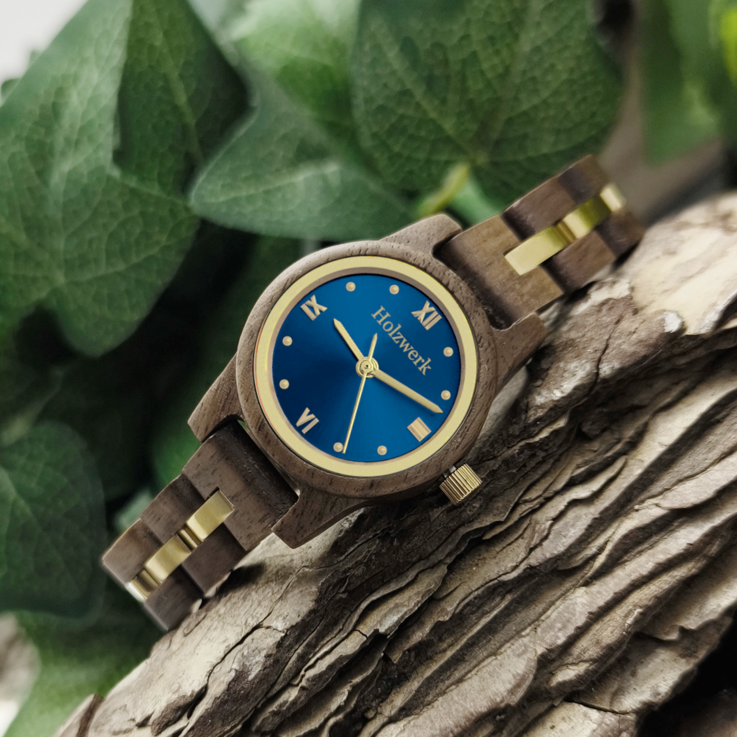 Holzwerk ELLINGEN Damen Armbanduhr aus edlem Walnussholz mit blau-goldenem Zifferblatt und römischen Ziffern in Holzumgebung