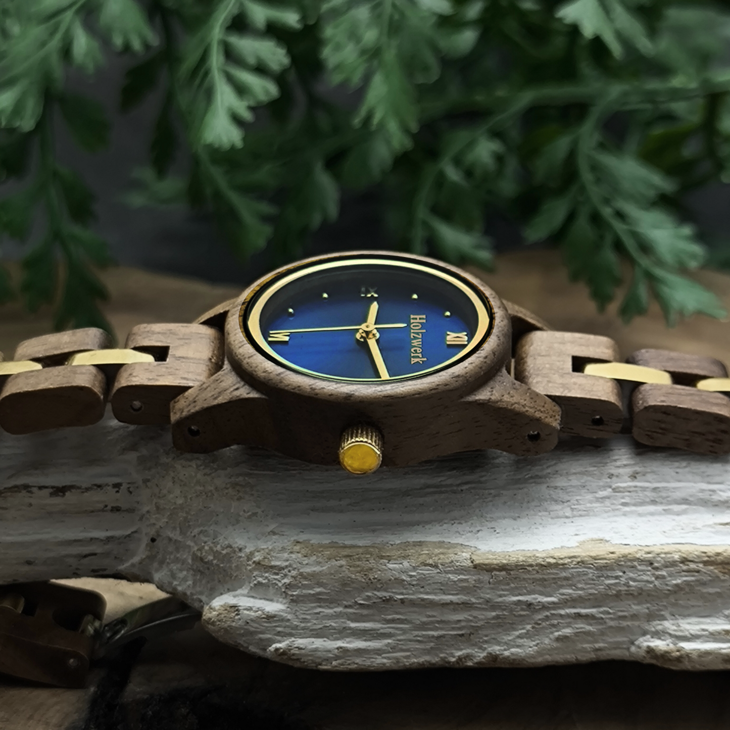 Holzwerk ELLINGEN Damen Armbanduhr aus edlem Walnussholz mit blau-goldenem Zifferblatt und römischen Ziffern, Seitenansicht rechts