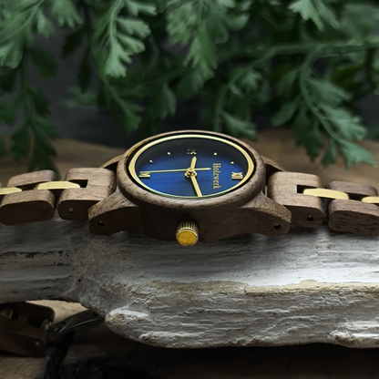 Holzwerk ELLINGEN Damen Armbanduhr aus edlem Walnussholz mit blau-goldenem Zifferblatt und römischen Ziffern, Seitenansicht rechts