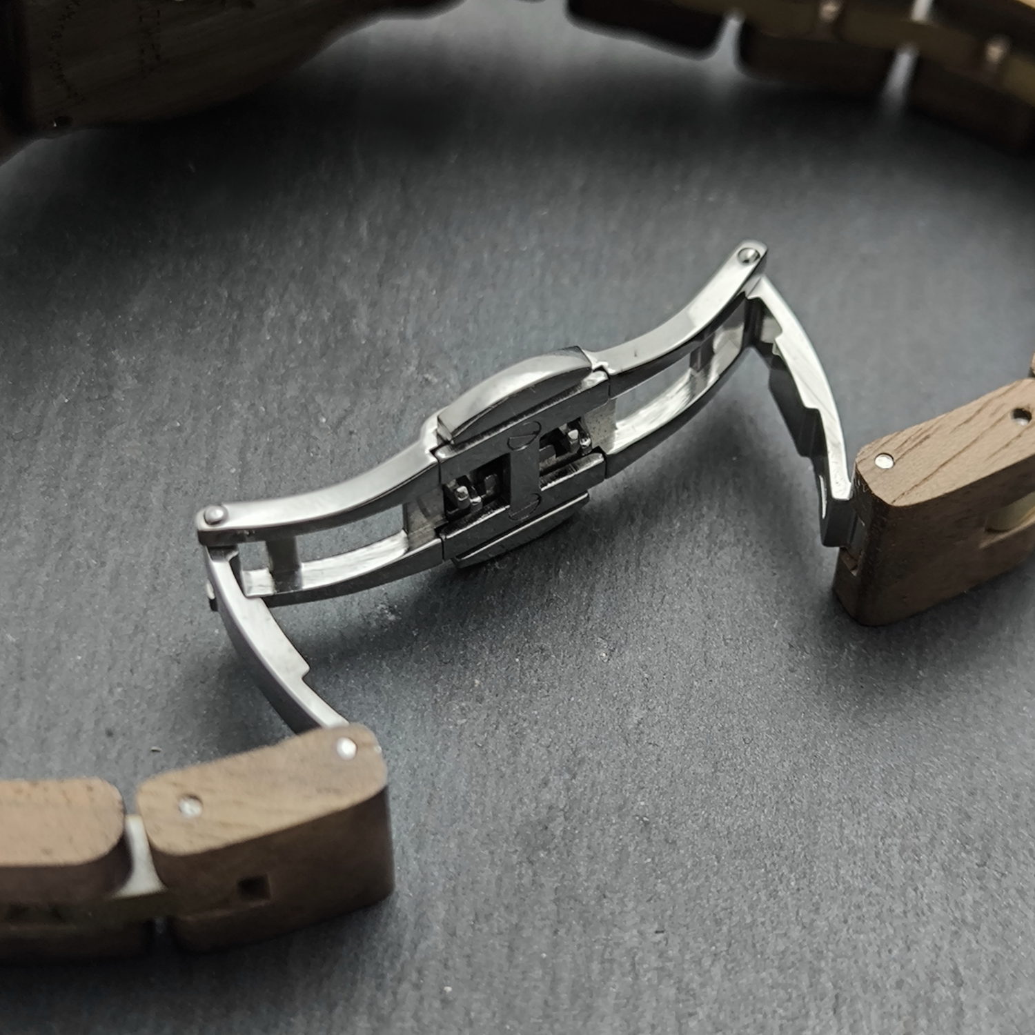 Holzwerk ELLINGEN Damen Armbanduhr aus edlem Walnussholz mit blau-goldenem Zifferblatt und Detailaufnahme der Faltschließe