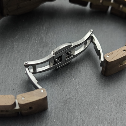 Holzwerk ELLINGEN Damen Armbanduhr aus edlem Walnussholz mit blau-goldenem Zifferblatt und Detailaufnahme der Faltschließe