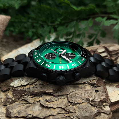 Holzwerk ELZE Chronographen-Uhr aus Ebenholz mit Chronographen, Datum und grün-schwarzem Ziffernblatt,  Seitenansicht rechts
