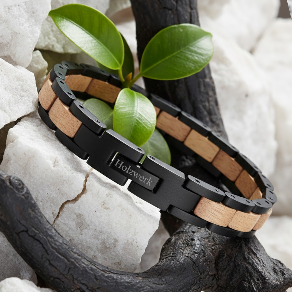 Holzwerk EMMSEE schwarz-beiges Holz Armband aus Olivenholz und Edelstahl, Lifestyle Foto in Holzumgebung