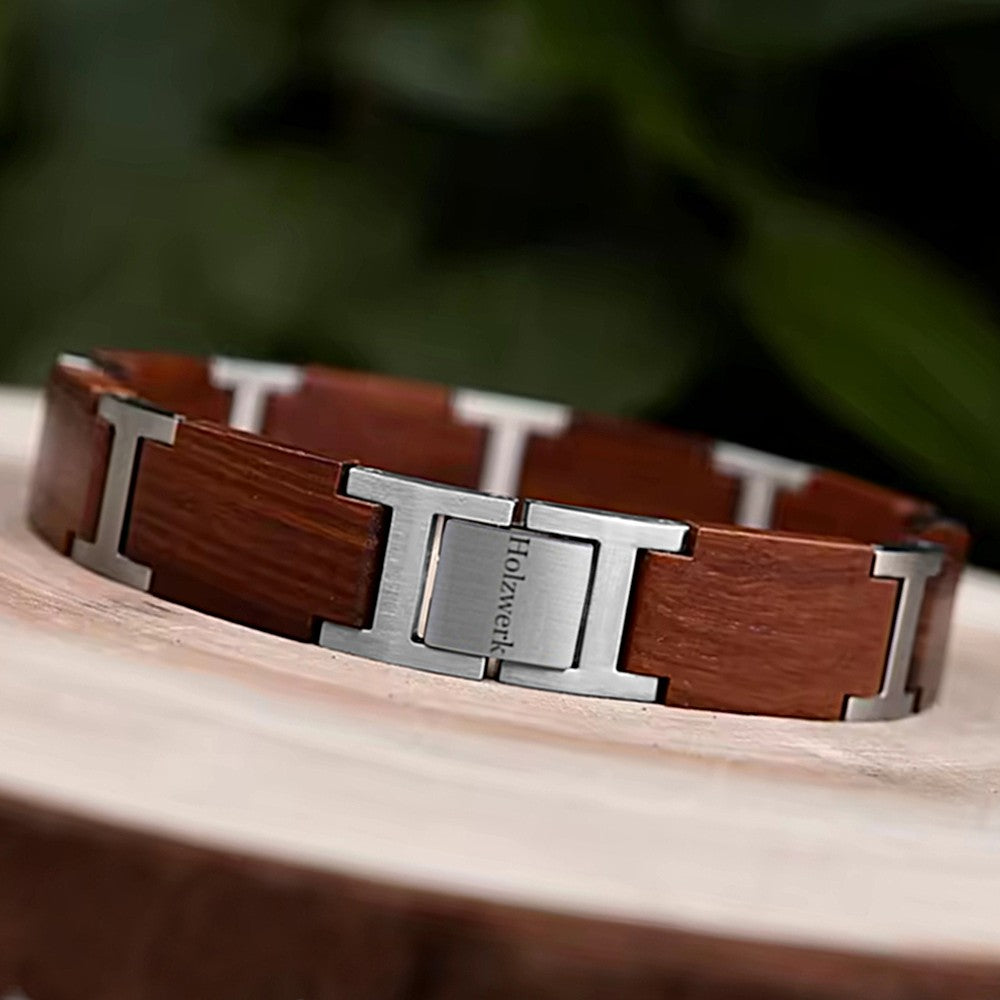 Detailaufnahme des Holzwerk EIBSEE Armbands aus Sandelholz in Gold und Braun mit Gliederdesign und Logo