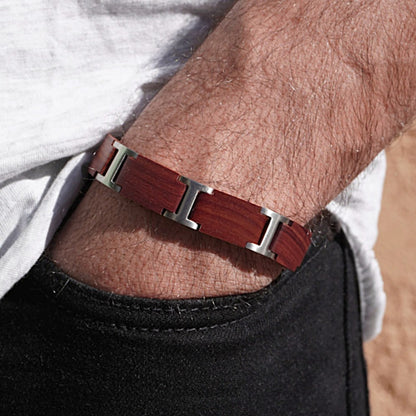 Holzwerk FENNSEE Armband aus Sandelholz und Edelstahl in Braun und Silber mit Gliederdesign am Handgelenk getragen
