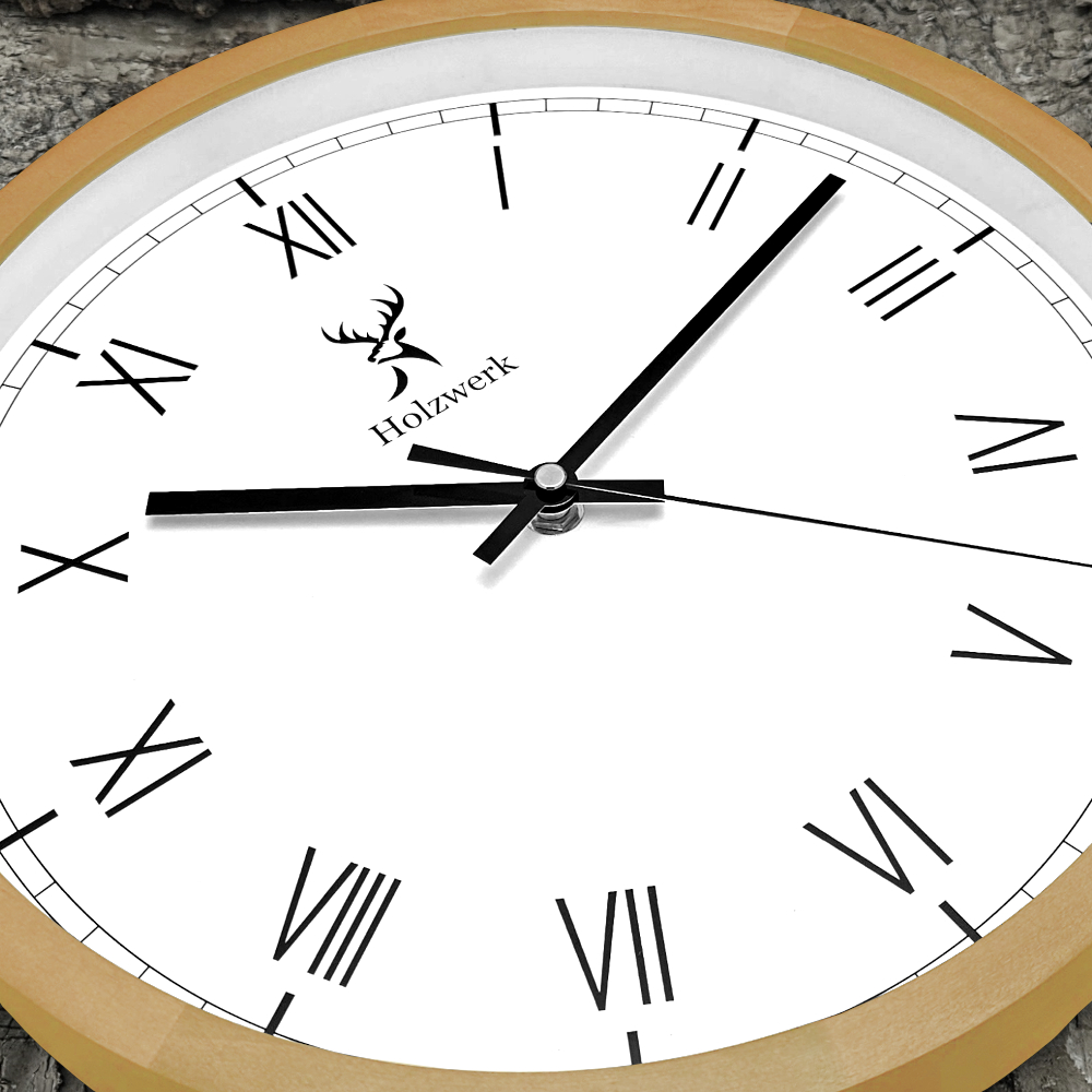 Holzwerk FREIBURG 30 cm moderne Holz-Quarz Wanduhr mit römischen Ziffern Detailansicht mit Logo