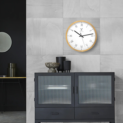 Holzwerk FREIBURG 30 cm moderne Holz-Quarz Wanduhr mit römischen Ziffern im Wohnbereich und Frontansicht