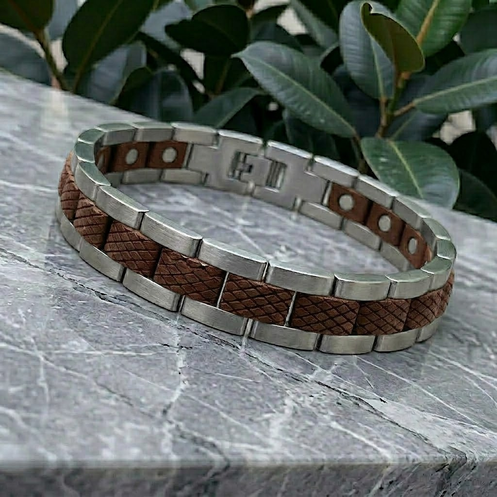 Holzwerk GORINSEE silber-braunes Magnet Armband aus Walnussholz und Edelstahl, Lifestyle Foto der Rückseite
