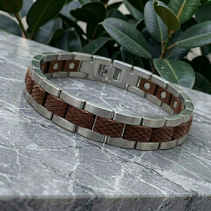 Holzwerk GORINSEE silber-braunes Magnet Armband aus Walnussholz und Edelstahl, Lifestyle Foto der Rückseite