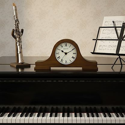 Holzwerk GOSLAR Vintage Tischuhr aus Walnussholz mit römischen Ziffern, analoges Quarz-Uhrwerk auf dem Klavier platziert
