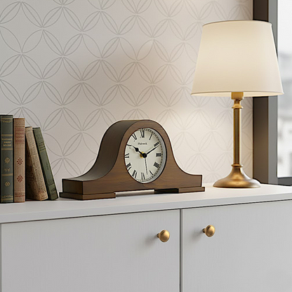 Holzwerk GOSLAR Vintage Tischuhr aus Walnussholz mit römischen Ziffern, analoges Quarz-Uhrwerk als Seitenansicht auf dem Regal