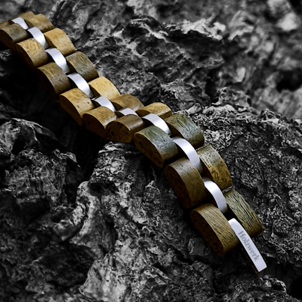 Holzwerk Hanfsee grünlich-silbernes Armband aus Olivenholz und Edelstahl mit Detailaufnahme der Gliederkonstruktion