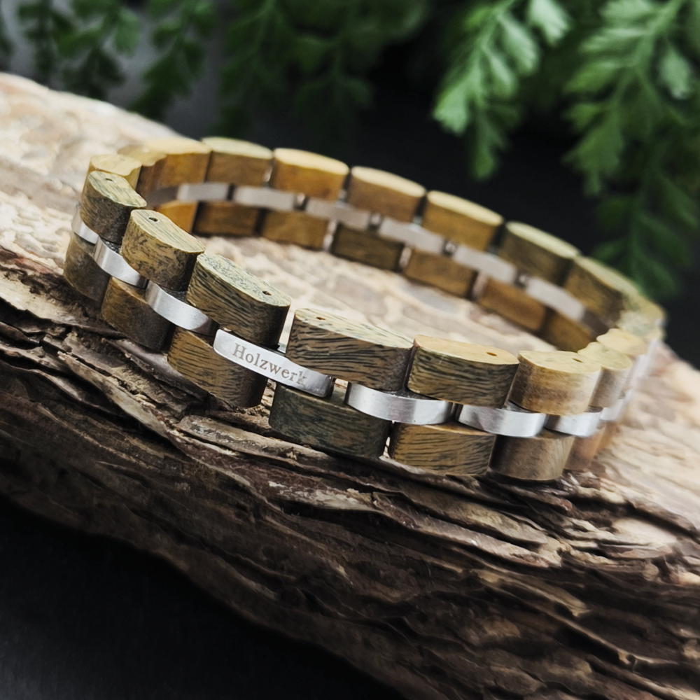 Holzwerk Hanfsee grünlich-silbernes Armband aus Olivenholz und Edelstahl mit Gliederkonstruktion in natürlicher Holzumgebung