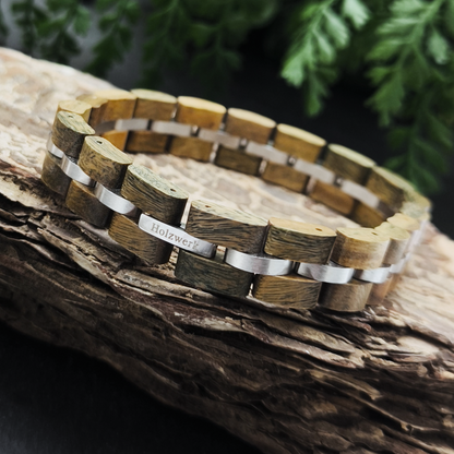 Holzwerk Hanfsee grünlich-silbernes Armband aus Olivenholz und Edelstahl mit Gliederkonstruktion in natürlicher Holzumgebung