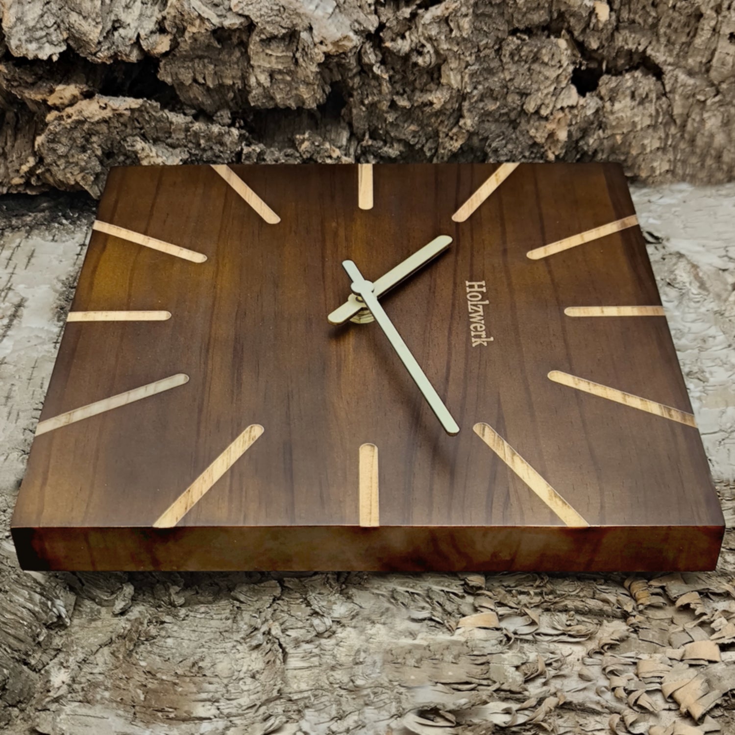 Holzwerk HERZBERG 25 cm moderne Quarz-Wanduhr aus Vollholz mit braunem Zifferblatt und Holzzeigern, Seitenansicht rechts