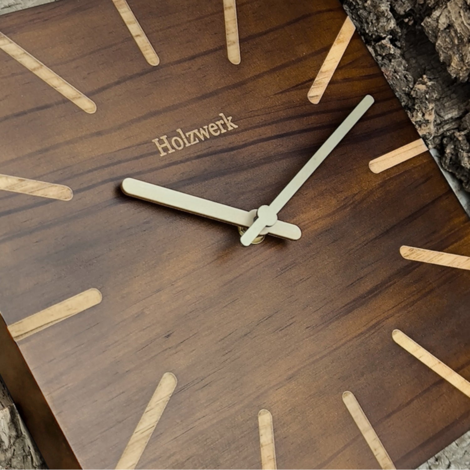 Detailansicht der 25 cm Holzwerk HERZBERG Wanduhr aus braunem Vollholz und hölzernen Zeigerführung