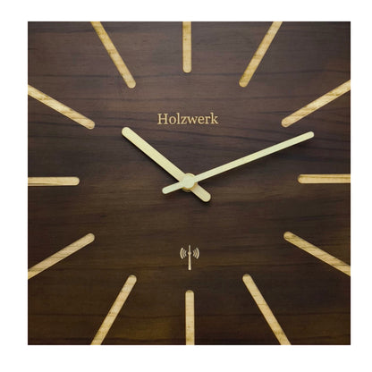 Holzwerk HERZBERG 25 cm moderne Funk-Wanduhr aus Vollholz mit braunem Zifferblatt und Holzzeigern, Frontansicht