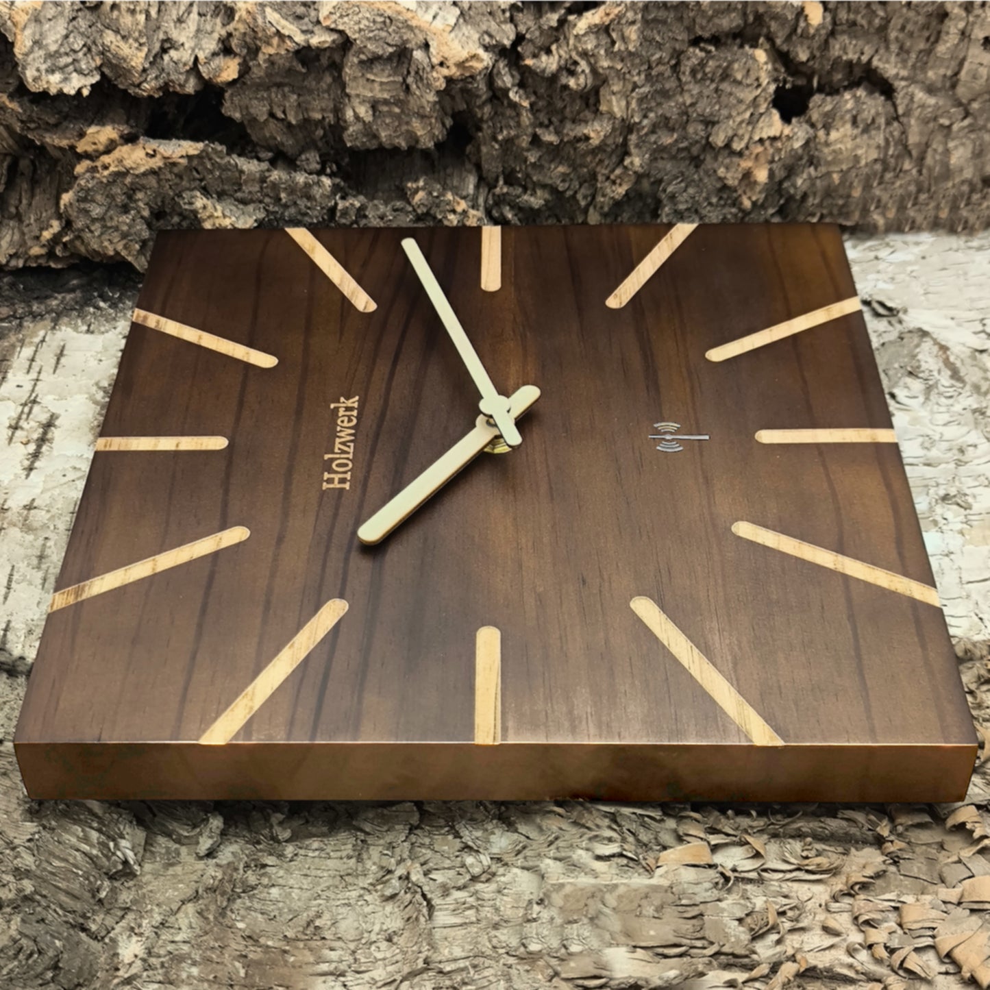 Holzwerk HERZBERG 25 cm moderne Funk-Wanduhr aus Vollholz mit braunem Zifferblatt und Holzzeigern, Seitenansicht links