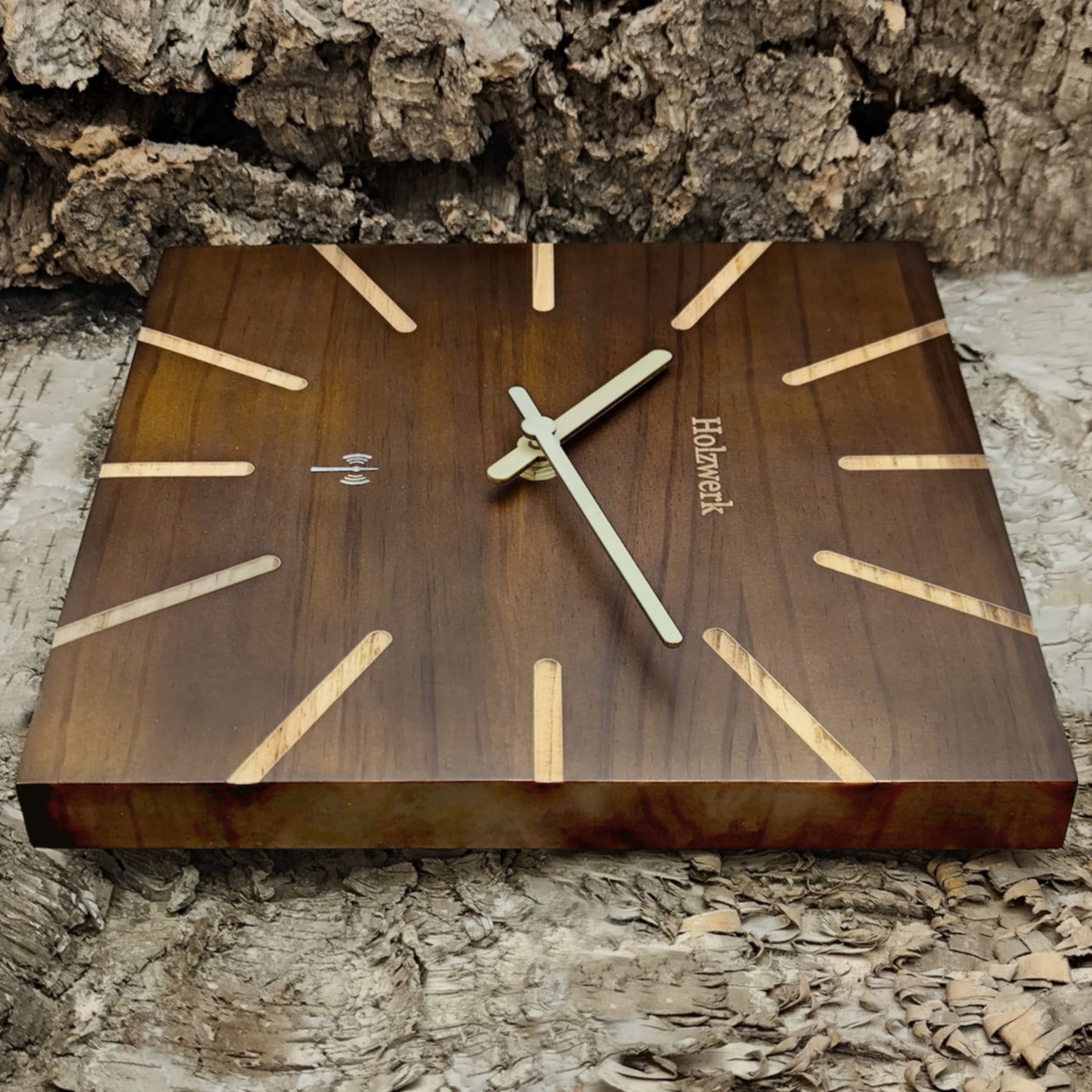 Holzwerk HERZBERG 25 cm moderne Funk-Wanduhr aus Vollholz mit braunem Zifferblatt und Holzzeigern, Seitenansicht rechts