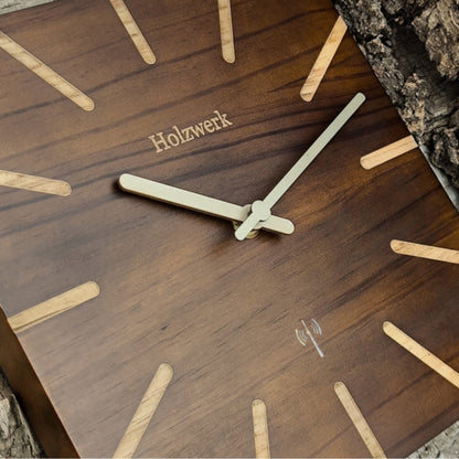Detailansicht der 25 cm Holzwerk HERZBERG Funk-Wanduhr aus braunem Vollholz und hölzernen Zeigerführung