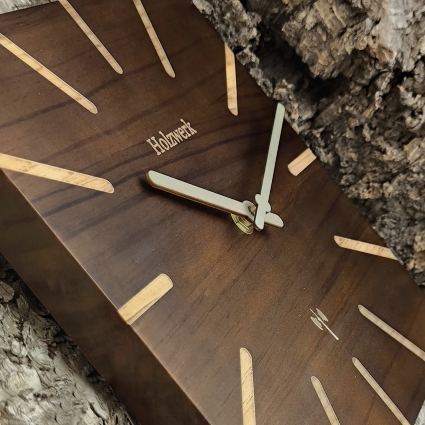 Schrägaufnahme der Holzwerk HERZBERG 25 cm Funk-Wanduhr aus Vollholz mit modernem Design und hölzerner Zeigerführung