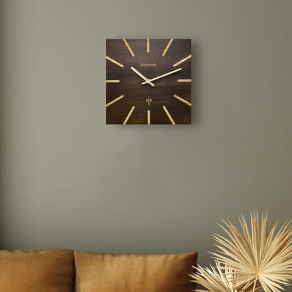 Lifestyleaufnahme der modernen Holzwerk HERZBERG 25 cm Funk-Wanduhr im Wohnbereich an der Wand hängend