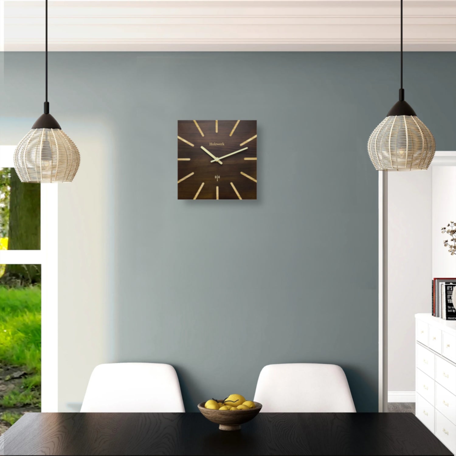 Holzwerk HERZBERG 25 cm Funk-Wanduhr aus Vollholz mit braunem Zifferblatt und Holzzeigern and der Wand